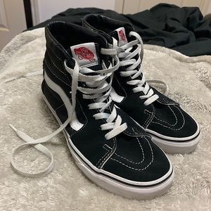 Classic Black and White Sk8-Hi hightop Vans 🖤🤍